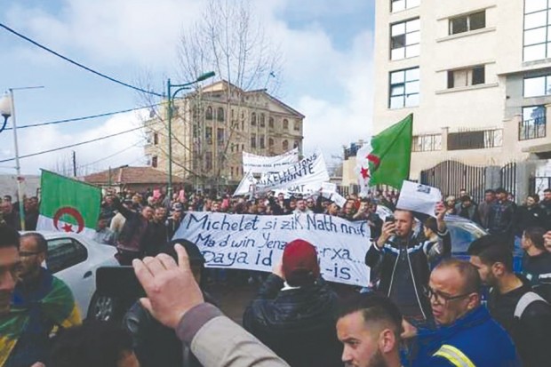 La population se démarque des enfants de la région qui soutiennent le régime: Michelet marche “pour son honneur”