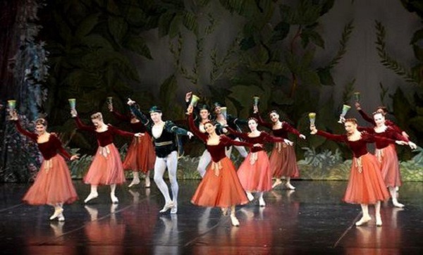 « Le Lac des Cygnes », célèbre ballet en quatre actes, présenté à Alger