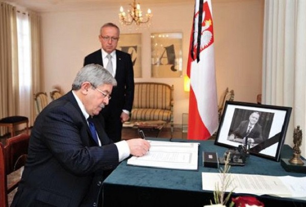 Décès de l&rsquo;ancien Premier ministre polonais : Ouyahia signe le registre de condoléances