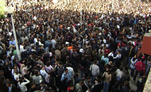 Université de Tizi Ouzou: Rassemblement nocturne des étudiants contre le 5e mandat