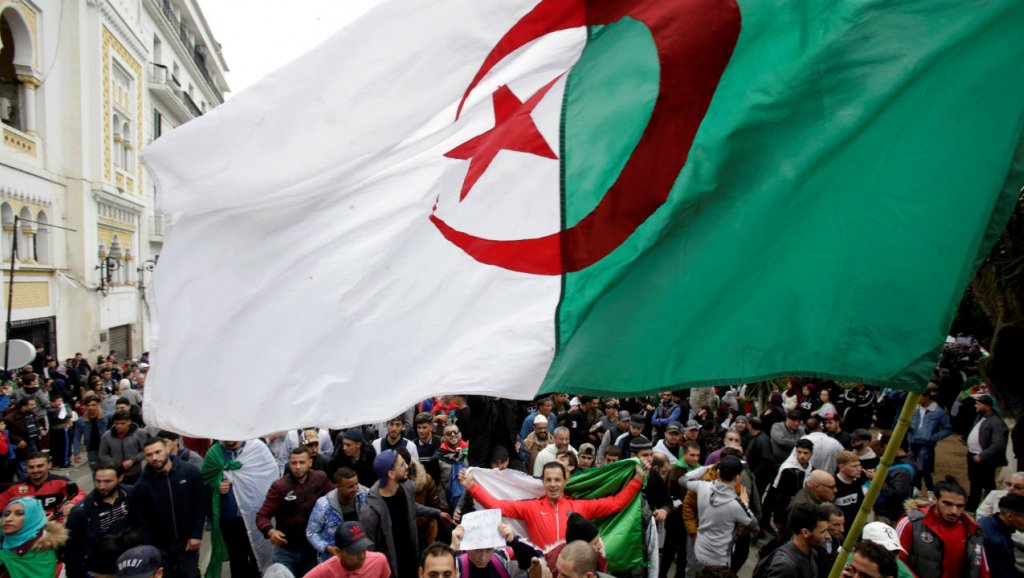 Contribution : Définition des mécanismes de mise en place de la transition démocratique en Algérie