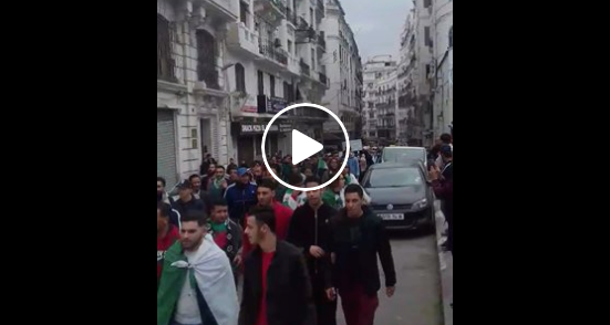 La foule devient de plus en plus importante à Alger ! [vidéo]