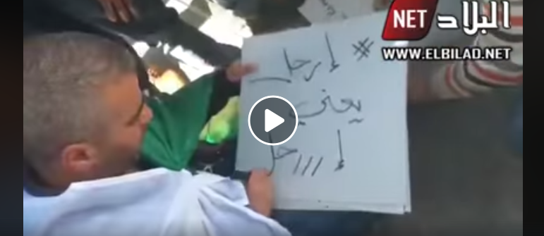 Un citoyen distribue des feuilles cartonnées aux manifestants pour qu’ils puissent s’exprimer [vidéo]