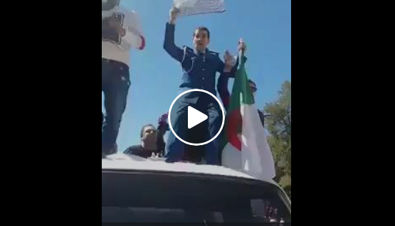 Un policier rejoint les manifestants à Bejaia ! [vidéo]