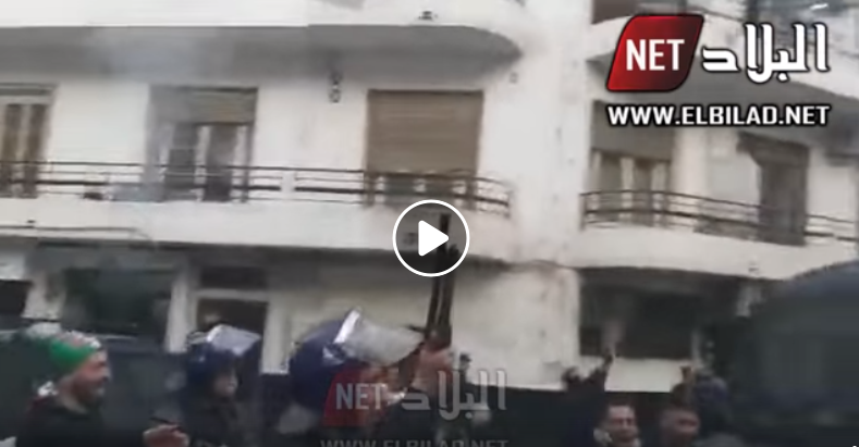 Des policiers célèbrent la réussite de la marche à Alger centre ! [vidéo]