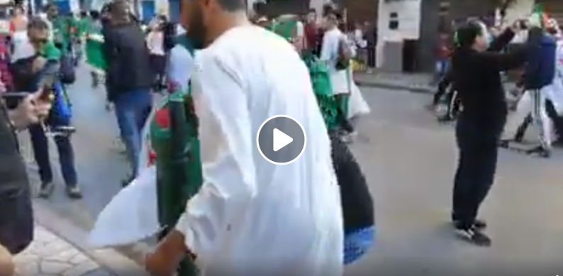 Des manifestants nettoient les rues d&rsquo;Alger après la marche ! [vidéo]