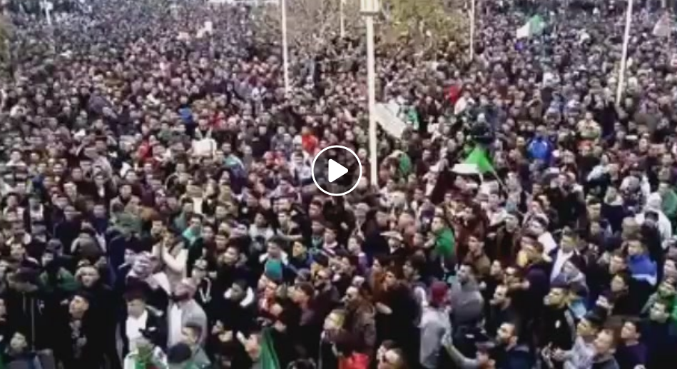 A Batna, les citoyens marchent dans la rue pour manifester leur rejet du système [vidéo]