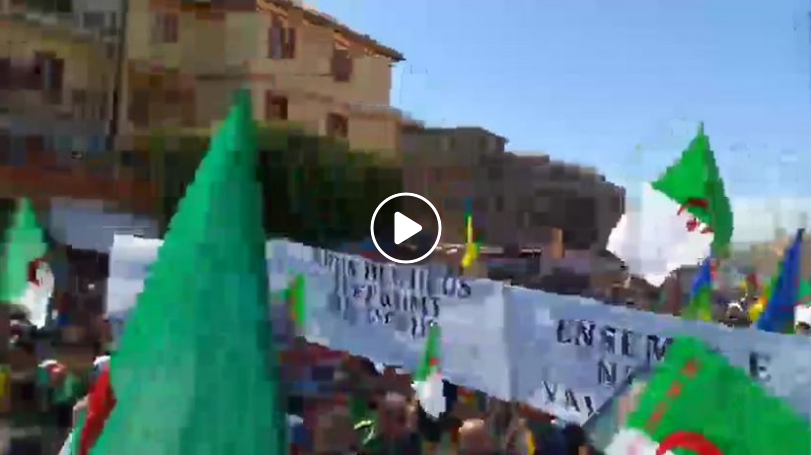 Des milliers de manifestants sont déjà dans les rues de Béjaia ! [vidéo]