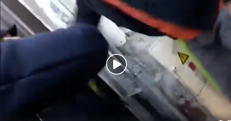 Des femmes avec des pancartes contre le système et le code de la famille brutalement prises à partie [vidéo]