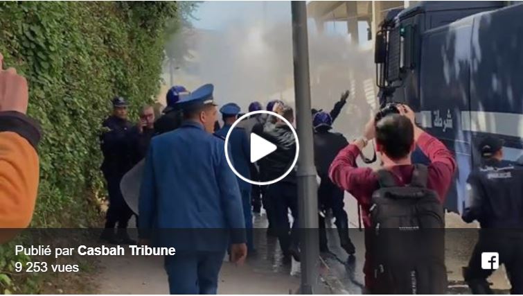 Vidéo : la police utilise des canons à eau pour disperser la foule d’étudiants devant le conseil constitutionnel