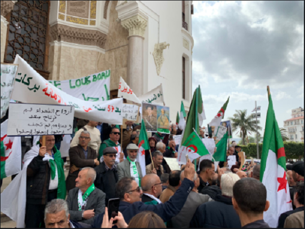 Les enfants des « Chouhadas » manifestent contre le pouvoir en place