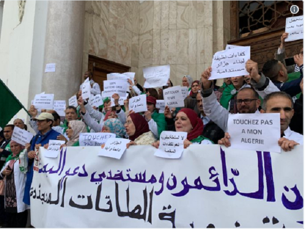Les ingénieurs manifestent à la Grande Poste d’Alger contre le prolongement du 4e mandat et pour le départ du Système