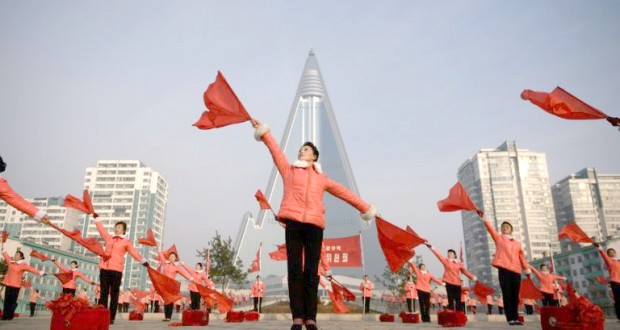 Chaque matin à Pyongyang : Drapeaux et tambours pour motiver les travailleurs