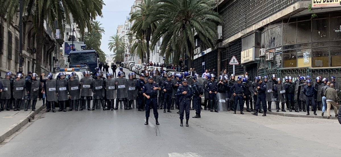 Drapeaux et slogans Alger centre est inondé de revendications!  [Vidéo]