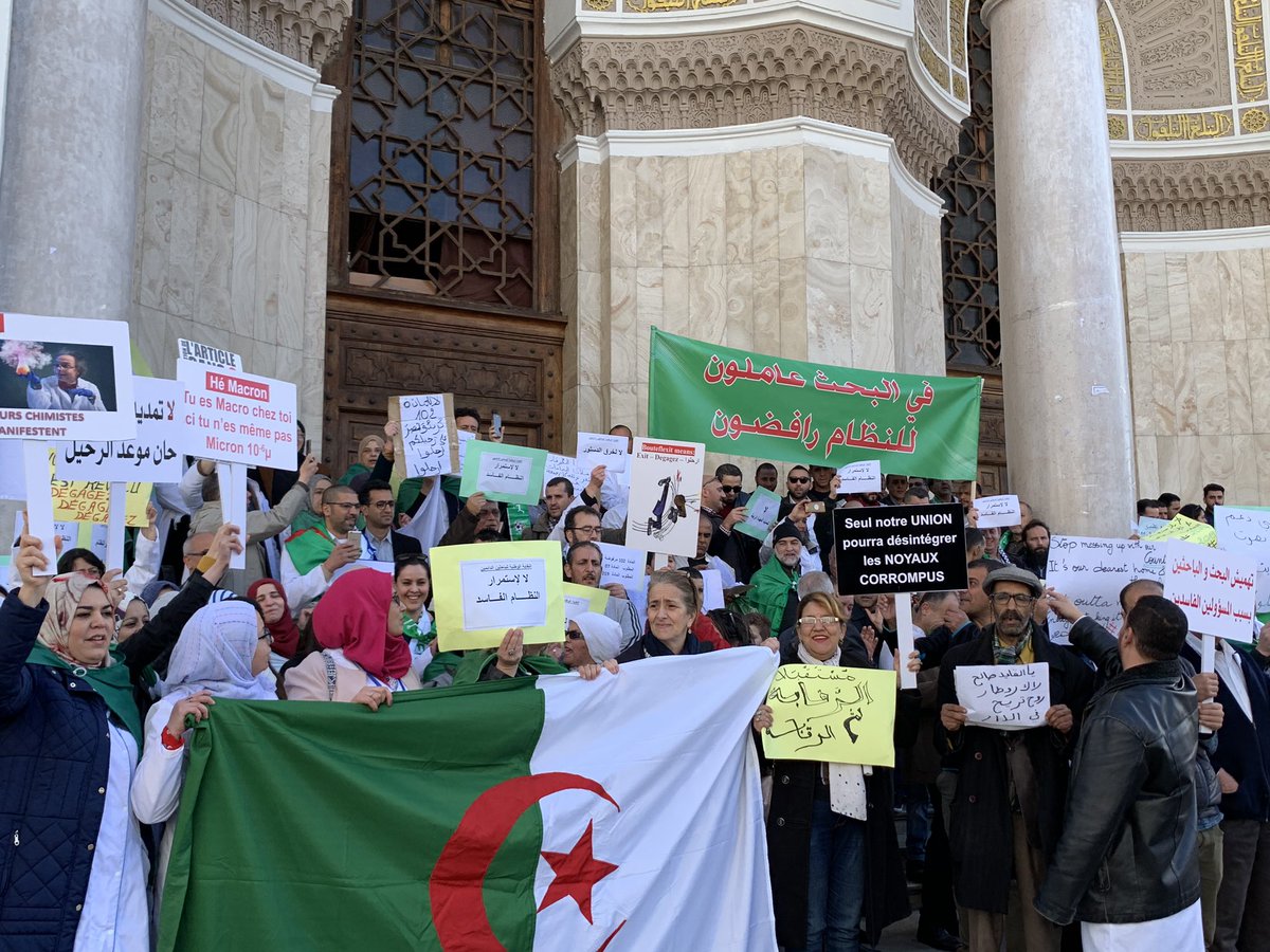Rassemblement des chercheurs à la grande poste d’Alger contre le système