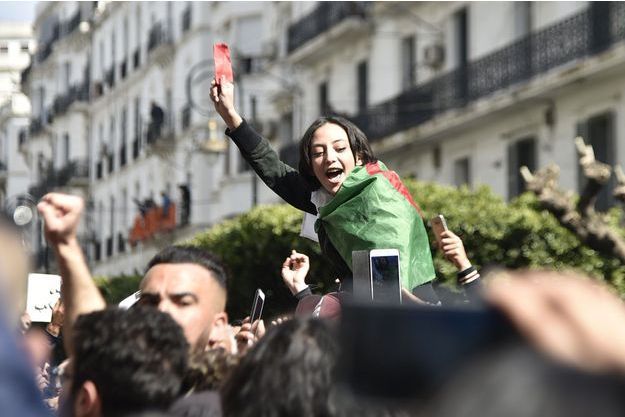 Les étudiants se regroupent pour leur cinquième rendez-vous hebdomadaire. [Vidéo]