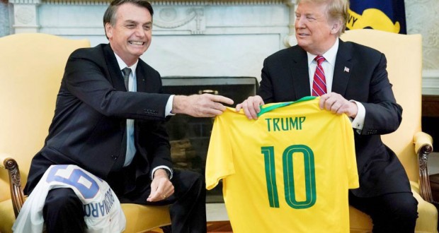Diplomatie : Trump et Bolsonaro mettent en scène leur complicité