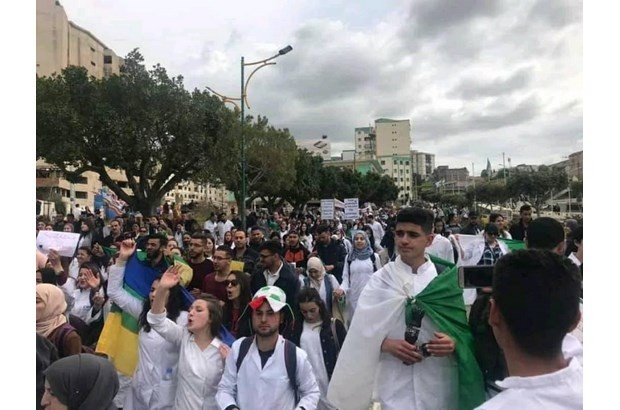 Des centaines de blouses blanches manifestent pour le départ du régime: Important rassemblement des médecins à Alger