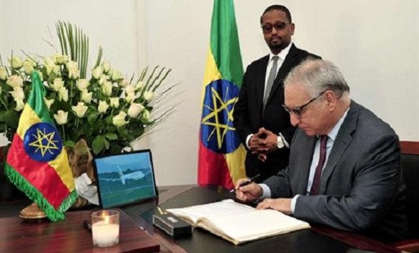 Crash d’un avion en Ethiopie: le SG du MAE signe le registre de condoléances