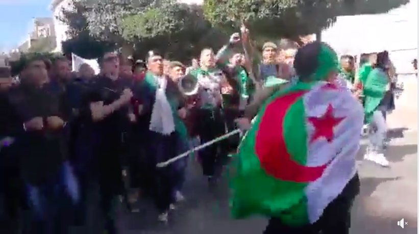 Les retraités de l’ANP, à leur tête Amar El Biri, défilent à Alger