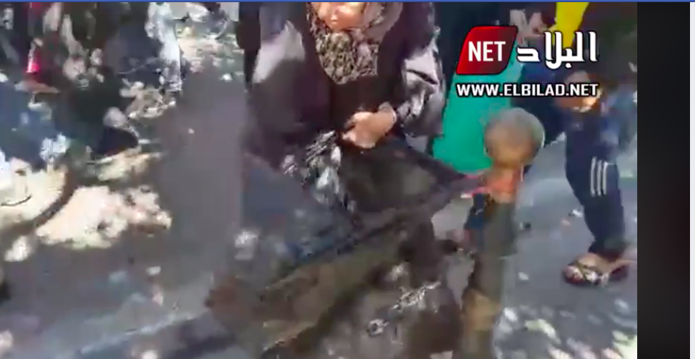 Une manifestante accroche des sacs poubelles au coin des rues d’Alger [vidéo]