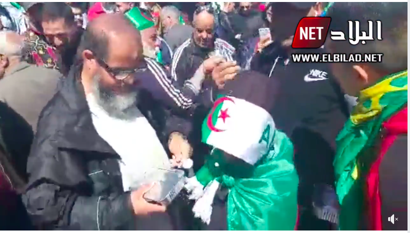 Des familles offrent de la nourriture aux manifestants à la place 1er Mai