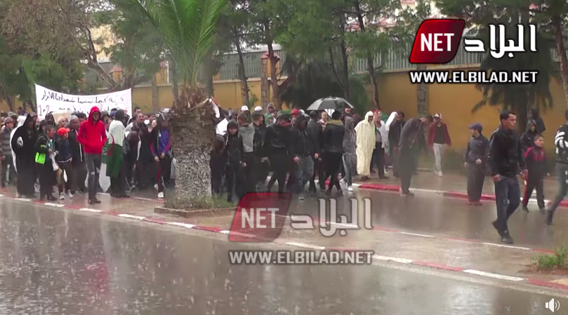 Malgré les pluies abondantes, les gens sont sortis à Saida pour manifester contre le pouvoir