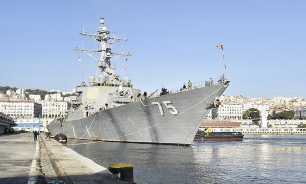 Un destroyer de la Marine américaine accoste au port d’Alger