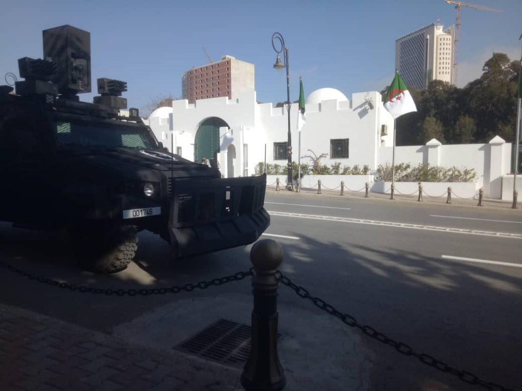 Vidéo : Ali Ghediri arrive au Conseil constitutionnel pour déposer son dossier de candidature.