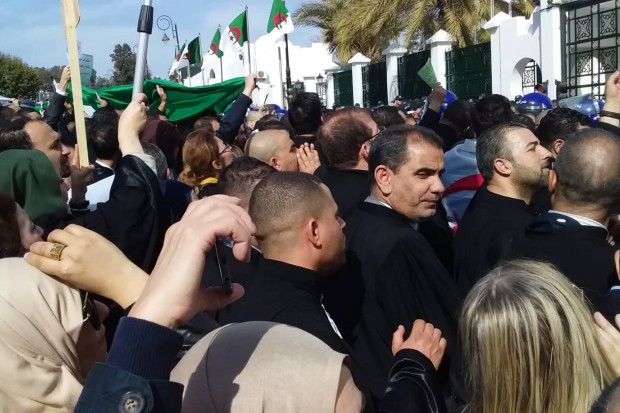 Ils réclament le retrait de la candidature de Bouteflika et l’application de l’article 102: Les avocats manifestent devant le Conseil constitutionnel
