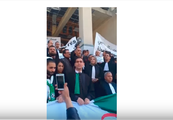 Rassemblement contre le 5e mandat devant la cour de justice de Béjaïa: Les magistrats et les greffiers rejoignent les avocats (Vidéo)