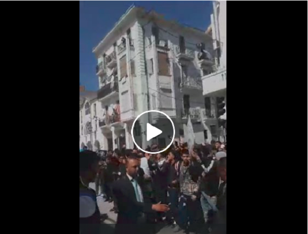 Vidéo – Un rassemblement d’algériens à Sétif pour manifester contre le système