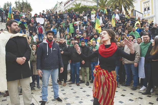 La révolution pacifique par le… théâtre de rue