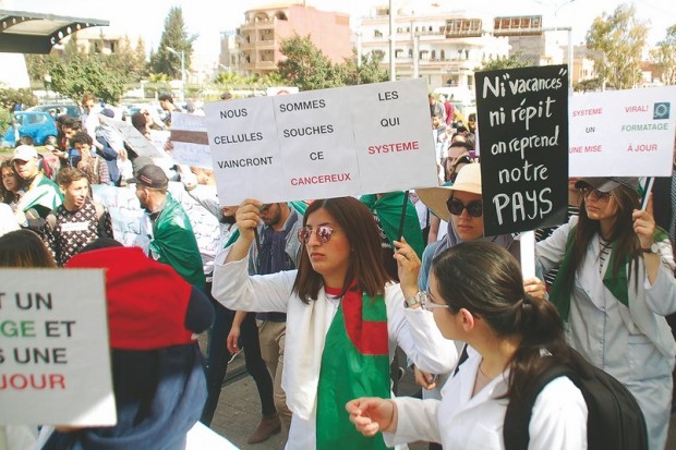 Marche des étudiants et des enseignants universitaires à Oran: “Non aux clans, non à Saïd, non à la prolongation !”