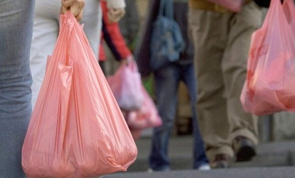 Sacs en plastique : suspension de l&rsquo;importation et augmentation de la taxe