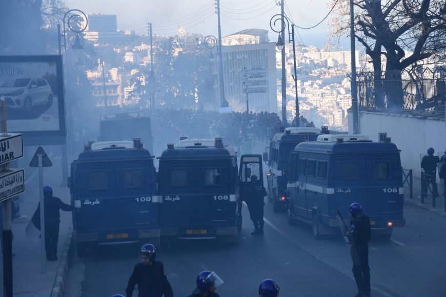Les policiers tirent au gaz lacrymogène afin d’empêcher la foule d’atteindre la présidence !