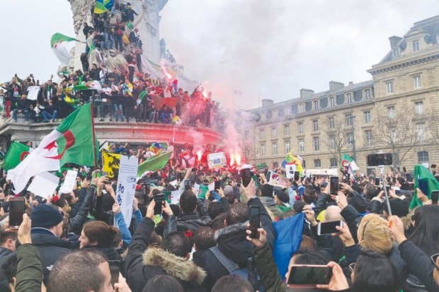 Ils étaient encore des milliers hier à la place de la république: Les Algériens de France veulent le changement maintenant