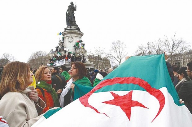 La mobilisation des algériens se poursuit en France : Imposant rassemblement Place de la République