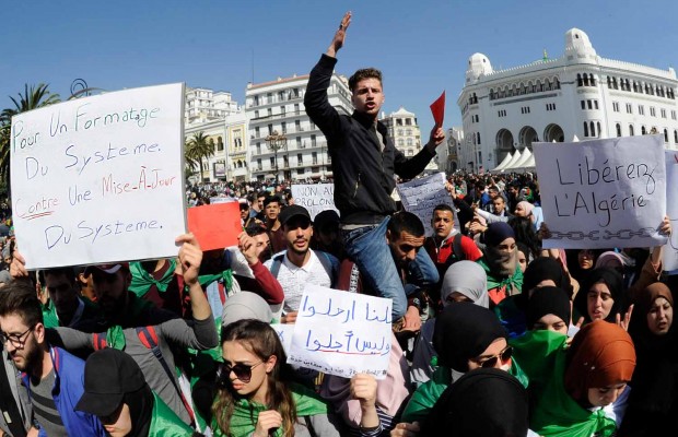 Enseignants et élèves marchent dans plusieurs wilayas