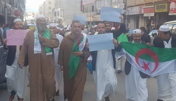 Les imams marchent à Bouira