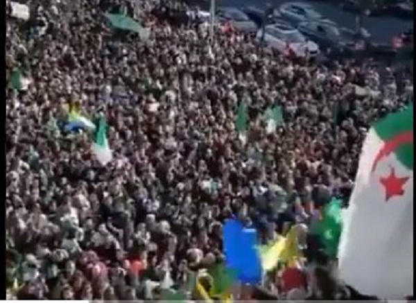 Vidéo : une foule nombreuse proteste à Paris contre le prolongement du 4e mandat de Bouteflika