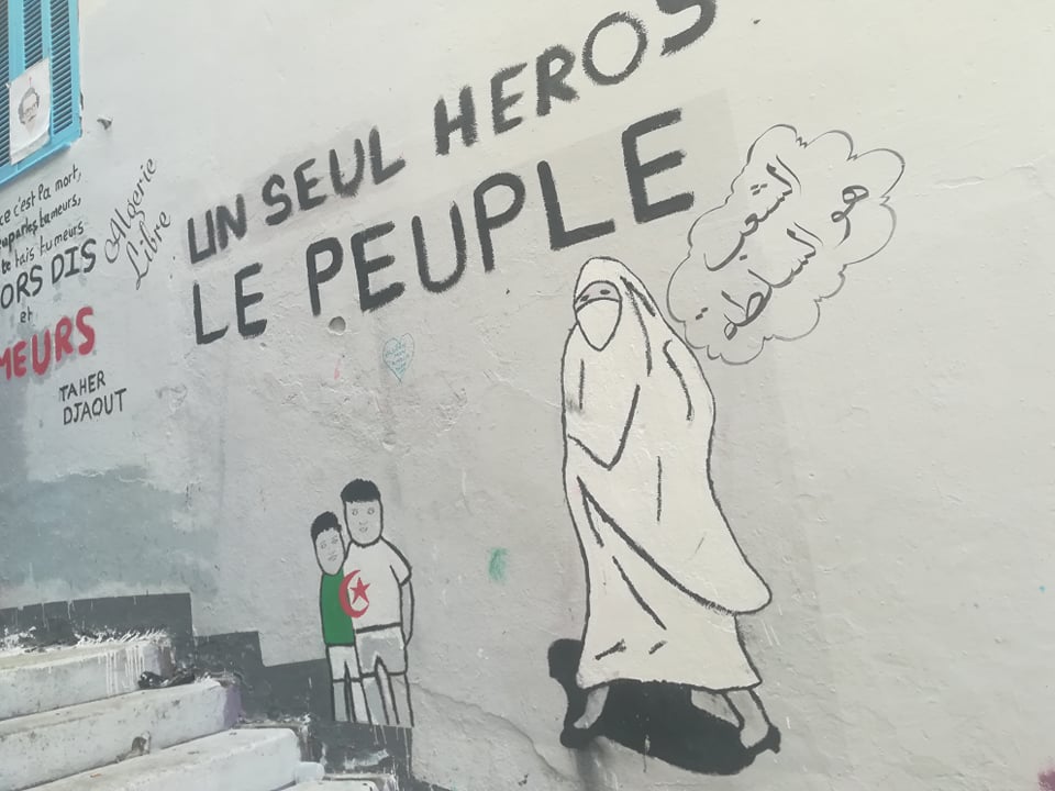 Alger sous les coups de pinceaux: «ça ne sent que de la peinture, mais ça reste mieux que le gaz lacrymogène»