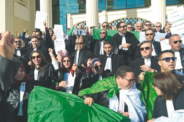 Les robes noires observent un sit-in devant le palais de justice d’Oran : “La crise actuelle est politique avant d’être constitutionnelle”