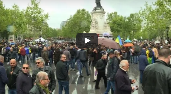 Les Algériens se rassemblent à Paris pour la 10e semaine consécutive [vidéo]