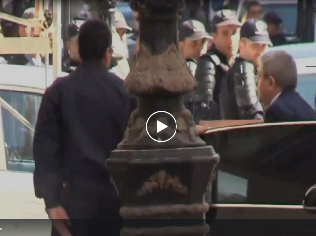 Vidéos : Des passants interpellent Ouyahia à son arrivée au Tribunal de Sidi M’hamed Alger