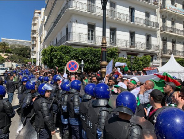 La police empêche le rassemblement sur les marches de la Grande Poste et encercle les manifestants