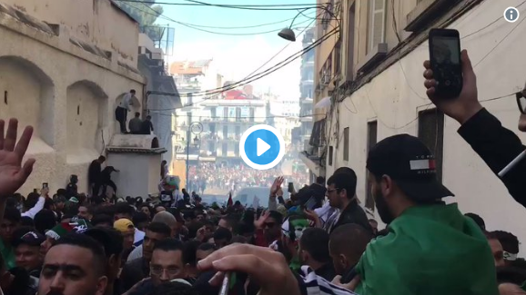 La police utilise le gaz lacrymogène pour disperser la foule à Alger ! [vidéos]