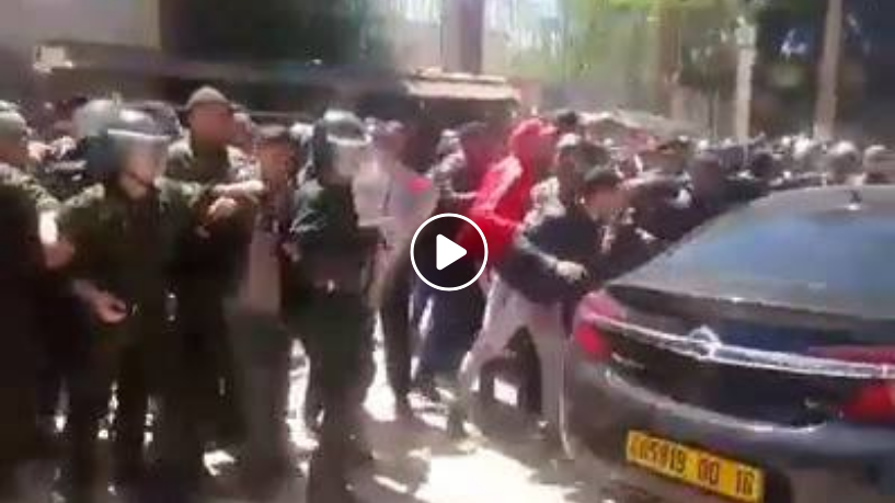 Le ministre du tourisme chassé par les habitants de Saida [vidéo]