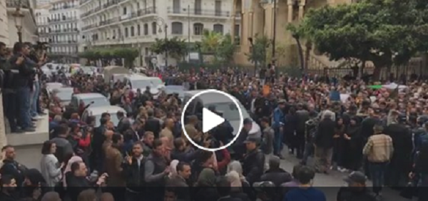 Direct : Impressionnante foule devant le tribunal de Sidi M’hamed à Alger en attendent Ouyahia
