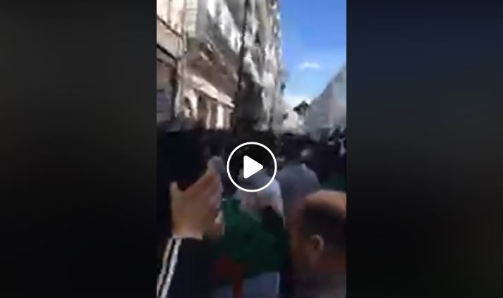 La police essaye de bloquer l’accès de l’avenue Amirouche aux manifestants